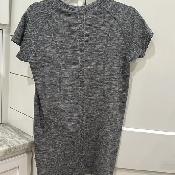 (6070)  🍋 LULULEMON RUN: Swiftly Tech Short Sleeve Crew Sz 10 **LOVED - Picture 3 of 4